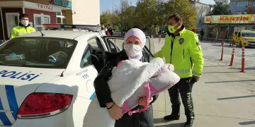 Ateşlenen bebeği hastaneye polis ekipleri yetiştirdi