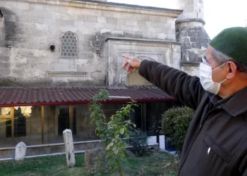 Tarihi caminin tabelası söküp kasketini astı