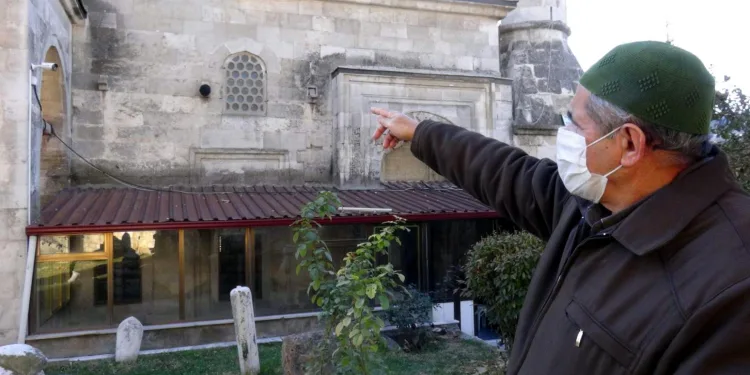 Tarihi caminin tabelası söküp kasketini astı