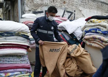 Depremzedelere dağıtılan battaniyeler satmak isterken yakalandı