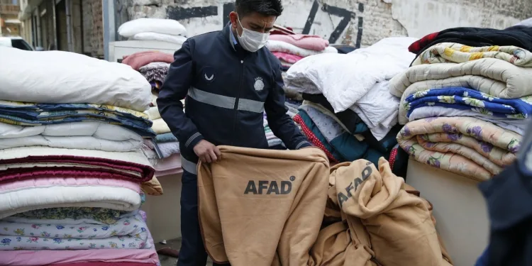 Depremzedelere dağıtılan battaniyeler satmak isterken yakalandı