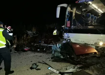 İkiye bölünen araçtan yola fırlayıp can verdiler