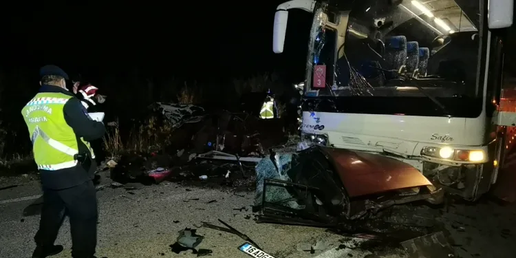 İkiye bölünen araçtan yola fırlayıp can verdiler