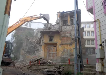 Osmangazi’de tehlike arz eden bina yıkıldı