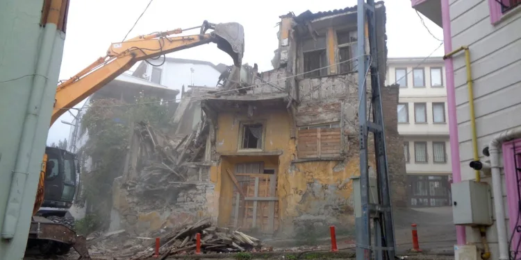 Osmangazi’de tehlike arz eden bina yıkıldı