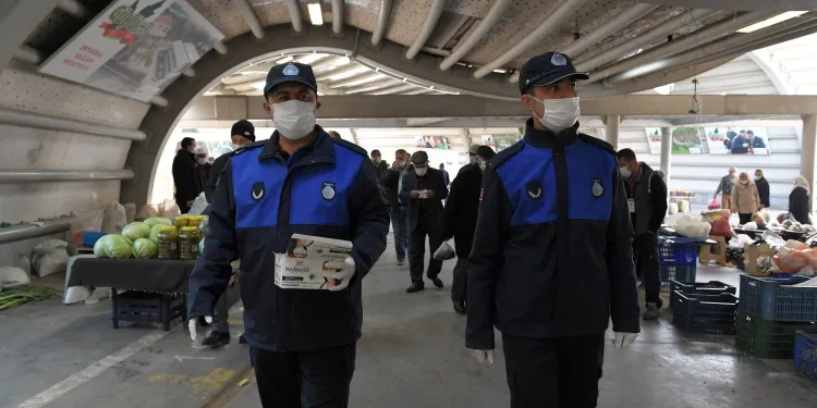 Bursa Osmangazi’de çiftçi pazarında tedbirli alışveriş