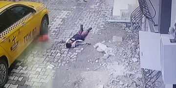 Esenyurt’ta feci kaza; sokakta oynayan 4 yaşındaki çocuk taksinin altında kaldı