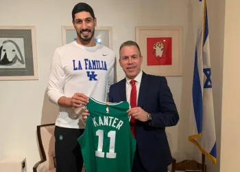 FETÖ’cü Enes Kanter ile fotoğraf çektiren İsrail’in BM temsilcisine tepki yağdı