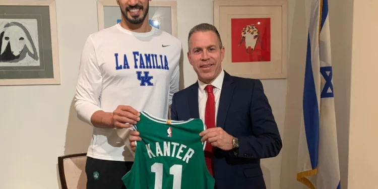 FETÖ’cü Enes Kanter ile fotoğraf çektiren İsrail’in BM temsilcisine tepki yağdı
