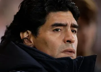 Efsane futbolcu Maradona hayatını kaybetti