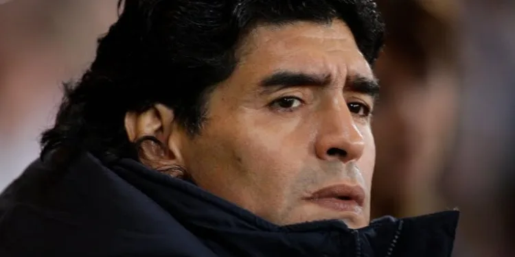 Efsane futbolcu Maradona hayatını kaybetti