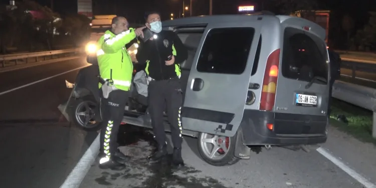 Bursa’da hafif ticari araç ve TIR çarpıştı: 2 yaralı
