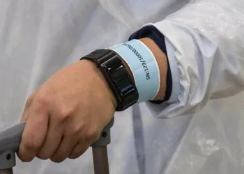 Kovid-19’la mücadelede elektronik bileklik dönemi