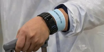 Kovid-19’la mücadelede elektronik bileklik dönemi