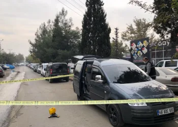 Kahramanmaraş’ta çarptığı kişinin ölümüne neden olan sürücü, tampon parçasından yakalandı