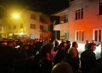 Bursa’da çıkan yangında sosyal mesafe unutuldu