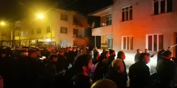 Bursa’da çıkan yangında sosyal mesafe unutuldu