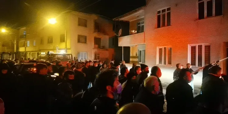 Bursa’da çıkan yangında sosyal mesafe unutuldu