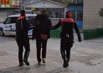 Boş arsada uyuşturucu kullanırken yakalandı