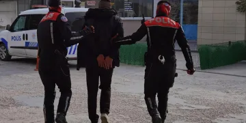 Boş arsada uyuşturucu kullanırken yakalandı