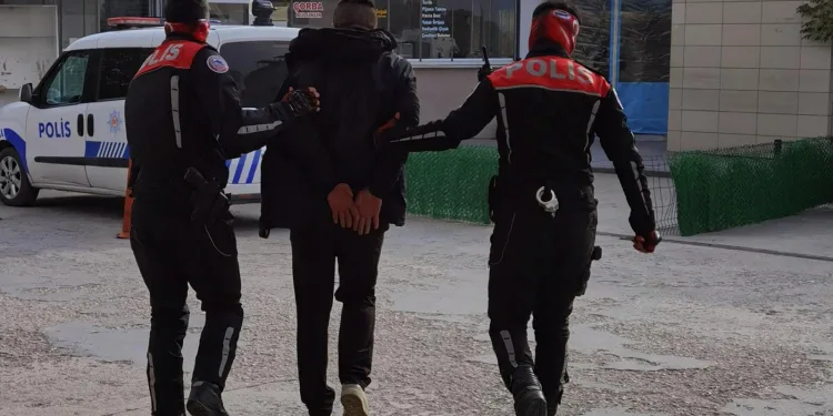 Boş arsada uyuşturucu kullanırken yakalandı