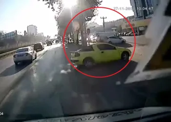Yoldan çıktı, park halindeki araca çarptı
