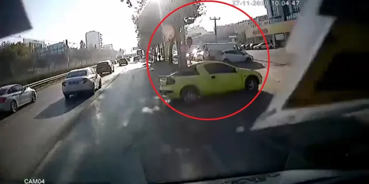 Yoldan çıktı, park halindeki araca çarptı