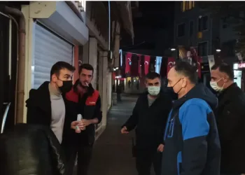 Emniyet müdüründen 23 kişiye sigara cezası