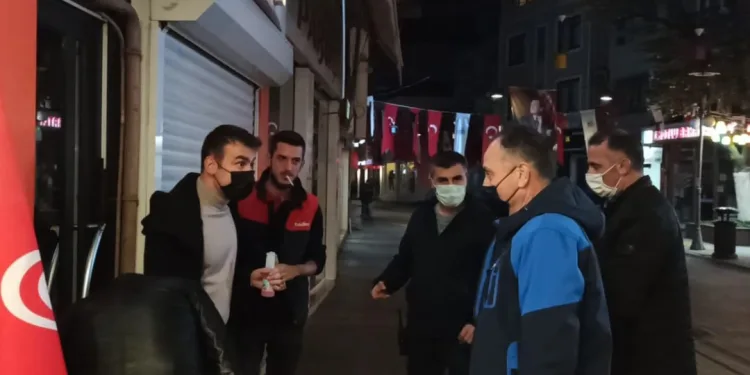 Emniyet müdüründen 23 kişiye sigara cezası