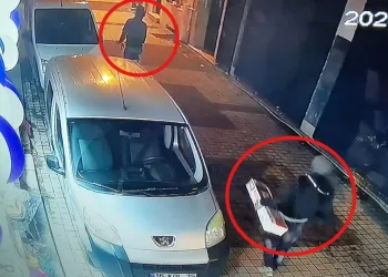 Mağaza vitrininde sergilenen ısıtıcıyı çaldı