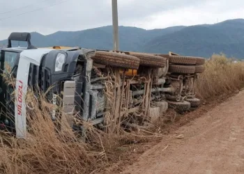 Bursa’da çakıl yüklü kamyon devrildi