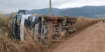 Bursa’da çakıl yüklü kamyon devrildi