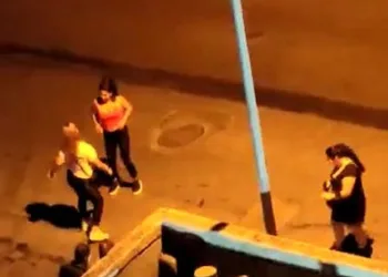 Sokak ortasında halaylı danslı fuhuş pazarlığı