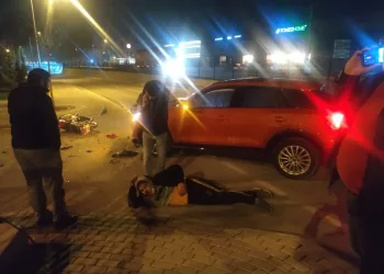 Bursa’da ehliyetsiz motosikletli otomobil ile çarpıştı