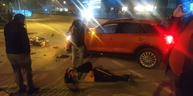 Bursa’da ehliyetsiz motosikletli otomobil ile çarpıştı