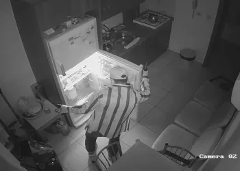 Çelik kasayı açamayan hırsızlık şüphelisi, soğuk su içti