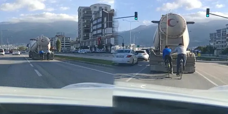Bursa’da beton mikseri arkasında tehlikeli yolculuk