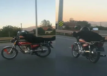 Plakasını söktüğü motosikleti yatarak kullandı
