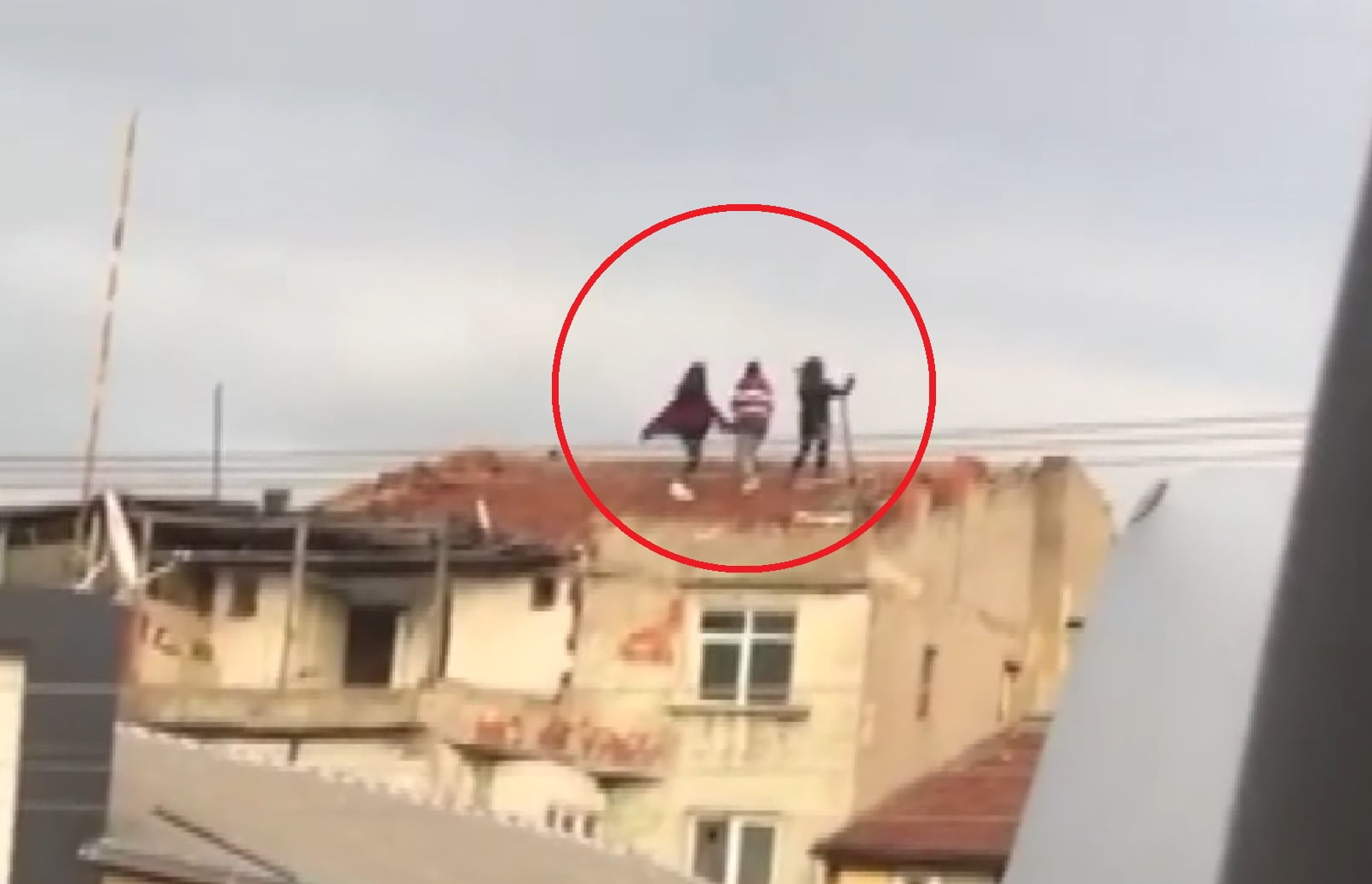 Bursa'da 'Tiktok' videosu çekmek için çatıya çıktılar