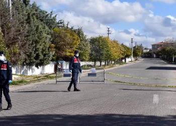 Karantinadaki köye girmeye çalışırken yakalandılar