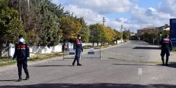 Karantinadaki köye girmeye çalışırken yakalandılar