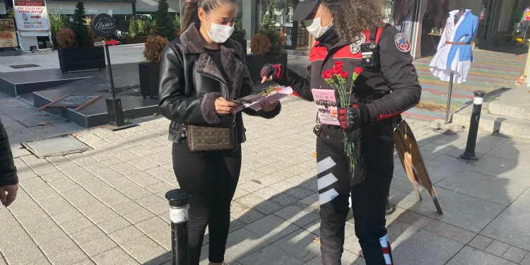 Kadıköy’de polis KADES’i tanıttı, kadınlara karanfil dağıtıldı