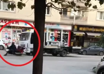 Bursa’da motosikletin çekiciye çarpma anı kamerada