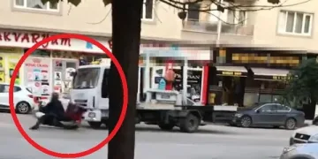 Bursa’da motosikletin çekiciye çarpma anı kamerada