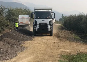 Gürsu’da tarıma giden yollar iyileştiriliyor