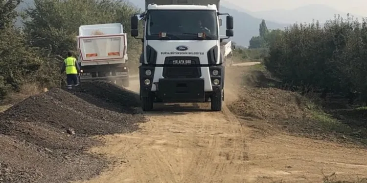 Gürsu’da tarıma giden yollar iyileştiriliyor