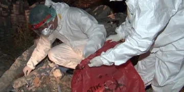 İnşaat molozları arasında korona tahlil tüpleri bulundu