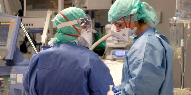 3 günde 13 sağlık çalışanı virüsten hayatını kaybetti