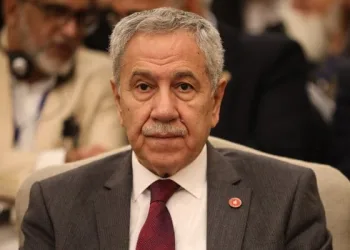 Bülent Arınç istifa ettiğini duyurdu