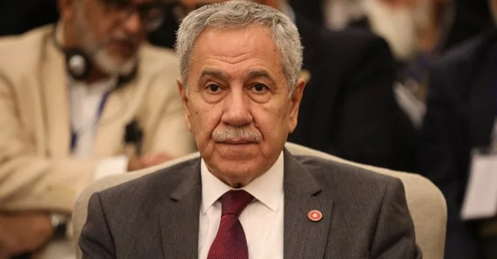 Bülent Arınç istifa ettiğini duyurdu
